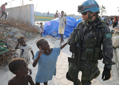 Brazil ENSZ-békefenntartó Haitiban. A fegyver csöve a talajra mutat.