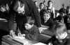 Budapest, 1947. március 7. Tanítási óra a Homok utcai elemi iskolában. Kisdiák padjához hajol le a tanító bácsi