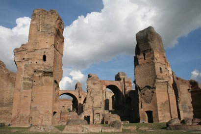Caracalla termái – Wesselényi Polixéna itt arról elmélkedik, hogy baleset bárkit érhet: férfit, nőt egyaránt