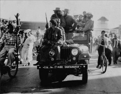Castro (középen a dzsipben) bevonul Havannába 1959. január 8-án. Egy másik világ kezdete