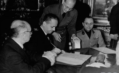 Csáky István külügyminiszter aláírja a második bécsi döntést – 1940. augusztus 30.