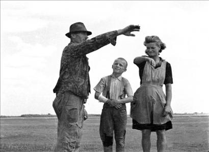 Család, cseléd: mindkettő szláv jövevényszó. A kép az 1947-es földosztáson készült, amikor rengeteg cseléd és mezőgazdasági munkás jutott földhöz; köztük ez a család is