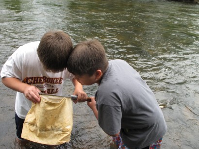 Cseroki gyerekek a folyóban egy cseroki táborban 2013-ban