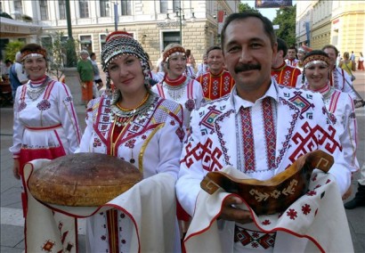 Csuvas táncosok a 2006-os szegedi Nemzetközi Néptáncfesztiválon.