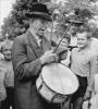 Czidor József 1930-ban lett kisbíró Kiskunlacházán. Az 1960-ban készült fotón dobszóval hívja a falu népét, és hírül adja a tudnivalókat 