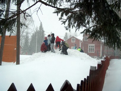 Diákok játszanak a szünetben egy finnországi iskola udvarán