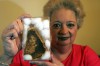 Diane Duyser egy 10 éves sajtos melegszendvicset tart a kezében, amelyen meglátta Szűz Mária arcát