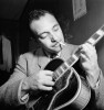 Django Reinhardt (1910–1953) belgiumi születésű francia jazz-zenész is szintó volt