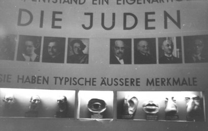 Egy 1937-es németországi kiállítás (Der ewige Jude – Az örök zsidó) anyagának részlete– a zsidók felismerhető külső jegyeikről