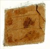 Egy befalazott ablakból előkerült rovásírásos tégla a székelyderzsi templomból 