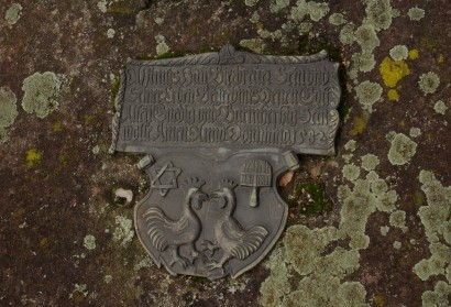 Egy középkori nürnbergi sörfőző sírja, rajta a Brauerstern