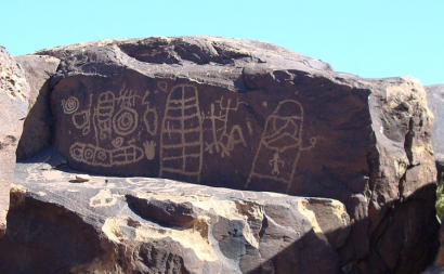Egy paiute (pajut) petroglifa, azaz sziklaírás. Ilyen műkincseket raboltak el a rongáló tolvajok