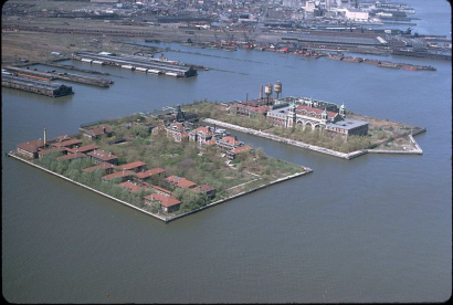 Ellis Island: sokáig ide érkeztek a bevándorlók, és gyakran itt kaptak új nevet is.