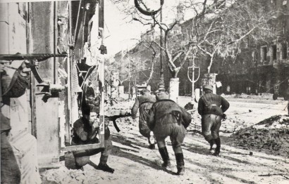 Előrenyomuló szovjet csapatok Budapesten