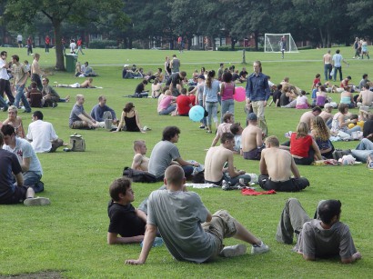 Emberek egy londoni parkban. Akárki részt vehetett