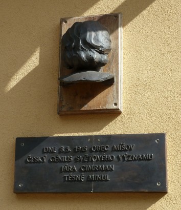 Emléktábla Míšovban: Cimrman 1915 május 8-án Míšov közelében haladt el