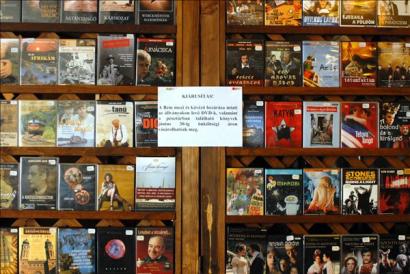 Ez is egy feliratsors... Kiárusításra váró DVD-k láthatók a budapesti Bem mozi előterében 2009. június 25-én. A mozi június 30-án zárt be
