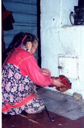 Fejkendő rituális tisztítása füstöléssel. A kendő tulajdonosa véletlenül rálépett a kendőjére, ezért tisztítja meg (Tiltum, 2000)