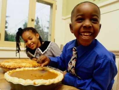 Fekete gyerekek pitét esznek. Kikkel fognak barátkozni?