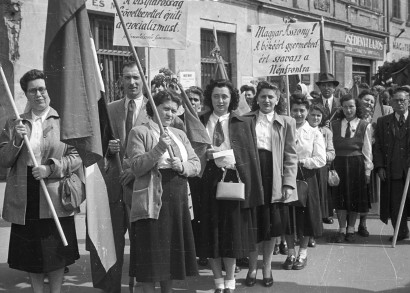 Felvonulás május 1-jén Győrben, 1953-ban