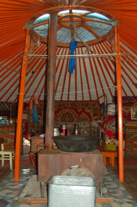Fent jól látszik a mongol jurta tetőgyűrűje, s benne a találós kérdésben is említett, sugaras szerkezetű küllők