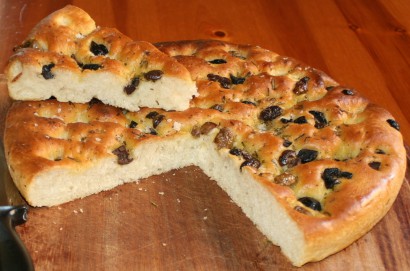 Focaccia olívabogyóval, rozmaringgal, zsályával