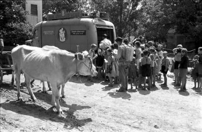 Guruló könyvesbolt az ünnepi könyvhéten a Somogy megyei Visz községben, 1955. június 5.