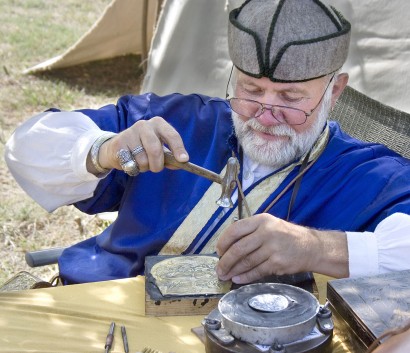  Hagyományőrző ötvösmester tradicionális magyar tarsolylemezt készít, régi magyar viseletben, Makó közelében