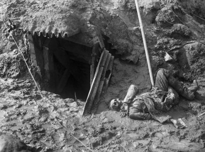 Halott német katona csontváza valahol a nyugati fronton – ő lenne az igazi ellenség?