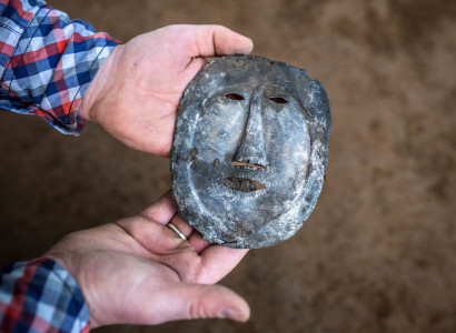 Halotti maszk egy Felső-Káma vidéki temetőből