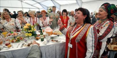 Hanti-Manszijszk, 2008. június 28. Énekelnek a résztvevők a Jugra Klasszik Kultúrpalota mellett tartott fogadáson, miután megnyitották a Finnugor Népek  V. Világkongresszusát