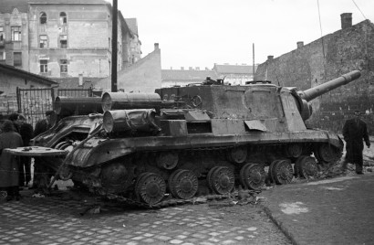 Harcképtelenné vált szovjet harci löveg az akkor már Auróra nevet viselő utcában, 1956