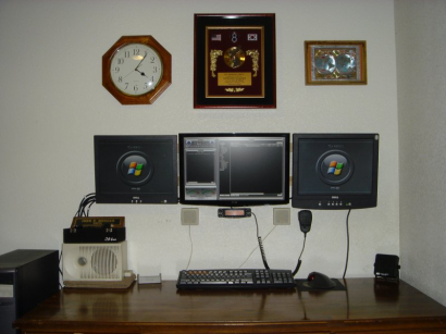 Három monitor