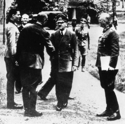 Hitler a Farkasodú előtt. A kép bal szélén Stauffenberg