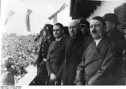 Hitler az 1936-os téli olimpián. Soros Tivadar kötetében azt írja, itt volt alkalma viszonylag közelről látni a Führert személyesen is