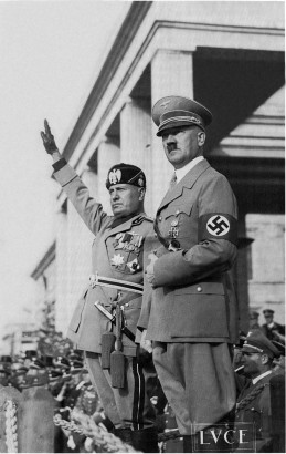 Hitler Olaszországban. A szíve fölött az érdemrend