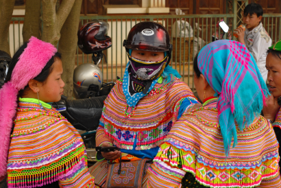 Hmong asszonyok sms-eznek. Vietnam.