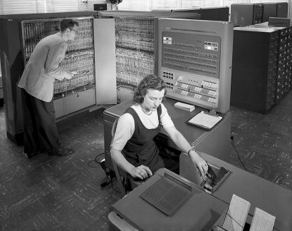 IBM 704 elektronikus adatfeldolgozó gép 1957-ből. Kutatási célokra használták