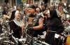 Ideális tesztalanyok: két ifjú apáca beszélget a Harleykról az edinburgh-i Fringe fesztiválon 2003. augusztus 3-án