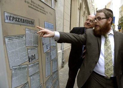 Ilan Mor, Izrael budapesti nagykövete (b) és Köves Slomó, az Egységes Magyarországi Izraelita Hitközség (EMIH) vezető rabbija megtekinti a tárlatot