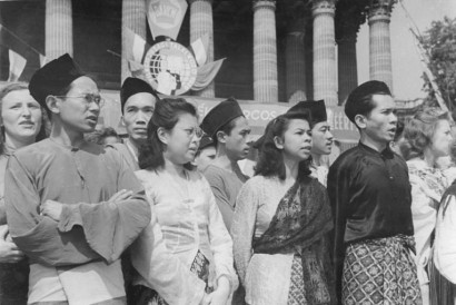 Indonéz delegáció a második, Budapesten 1949-ben megrendezett Világifjúsági Találkozón – ők akkor még nem ismerhették a romanidot