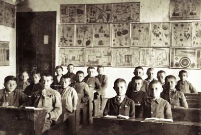 Iskola 1902-ben. Számít a háttér