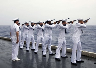Itt amerikai tengerészek tüzelnek