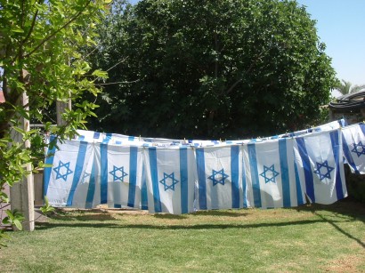 Izraeli zászlók szárítókötélen