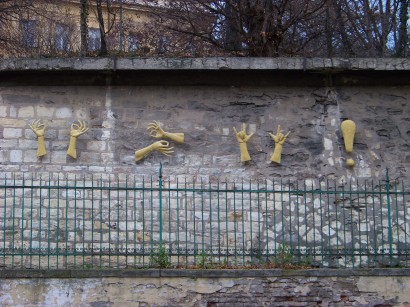 „Jelnyelvi szobor” egy prágai siketiskola kerítésén