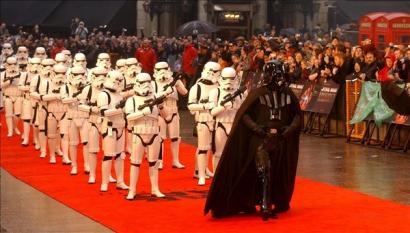 Jön az újabb kék aratás? Darth Vader nagyúr vezeti a birodalmi rohamosztagosok seregét a „Csillagok háborúja III. – A Sith-ek bosszúja” című film nagy-britanniai bemutatója előtt Londonban, 2005. május 16-án.