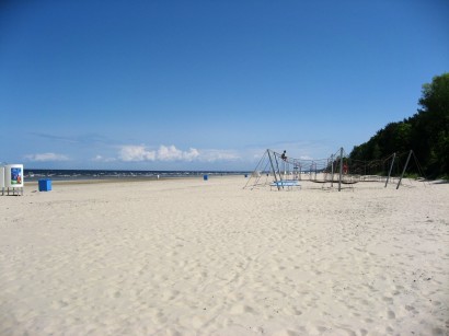 Jurmāla legendás homokos strandja. Sekély vize gyorsan felmelegszik