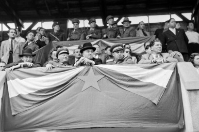 Kádár János (bal szélen) 1949-ben a Megyeri úti  stadionban