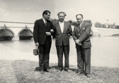 Képes Géza (középen) Väinö Linna (b) és Harri Kaasalainan (j) finn írók társaságában a Hortobágyon
