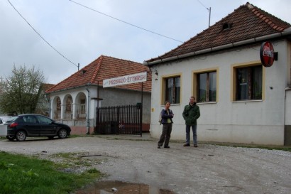 Két filológus előad a Bükkalja presszóban...